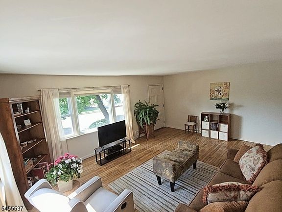 3rd image of 121 W Hanover Ave