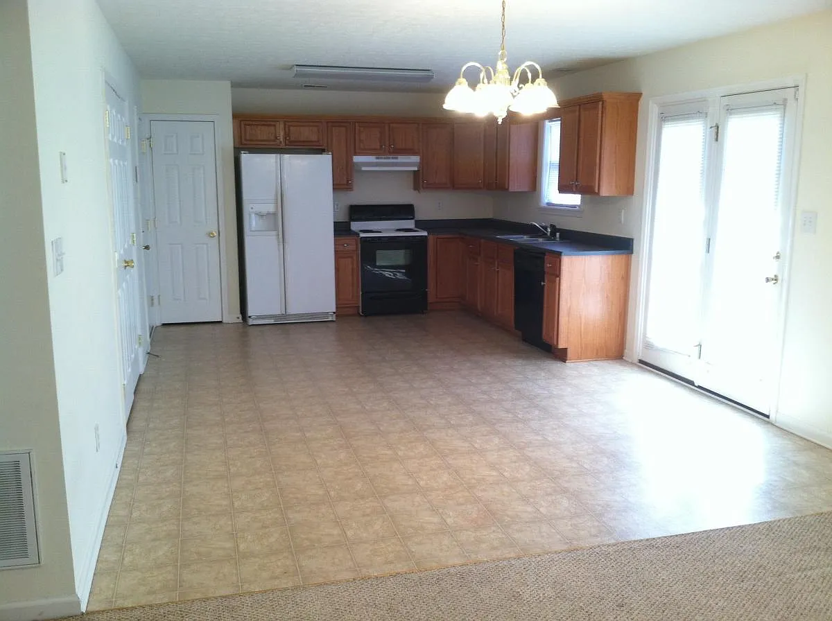 3 bed, 1350 sqft, $1,595 — Photo 2