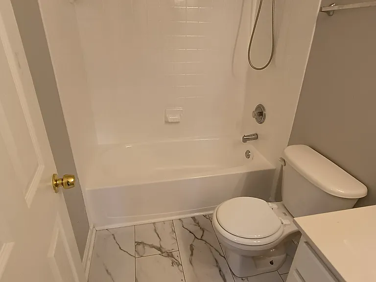 Shower -tub combo large vanity upper-level full bath