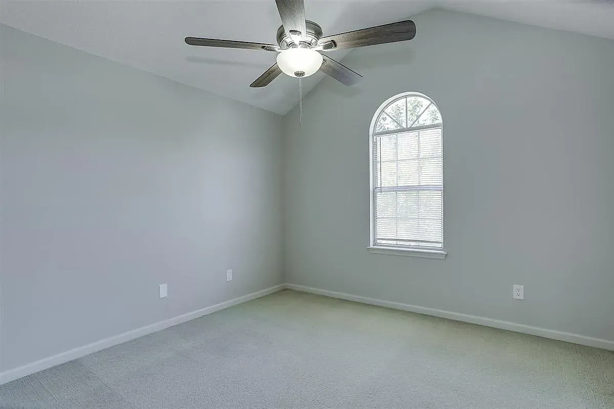 3 bed, 2.5 bath, 1799 sqft, $1,900 — Photo 2
