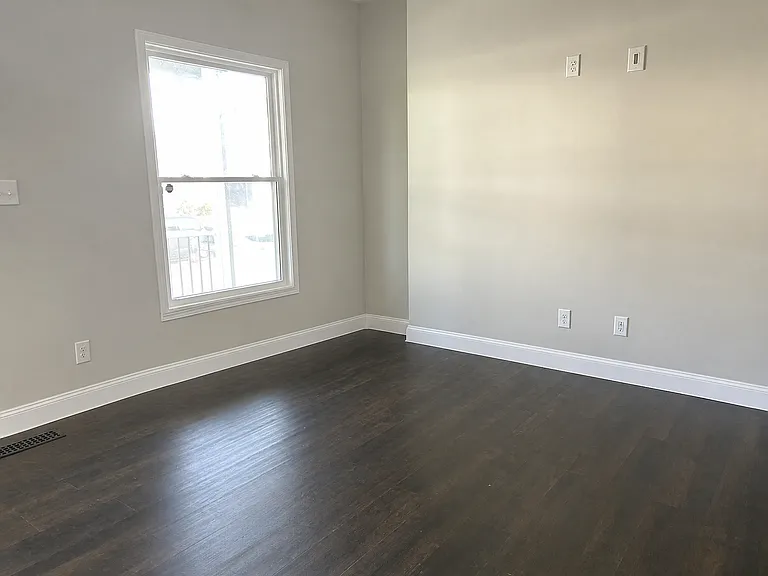 374 S Harris Ave — Photo 8