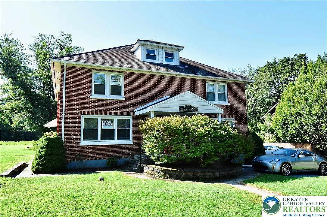 3 bed, 1.0 bath, 1600 sqft, $1,800 — Photo 2