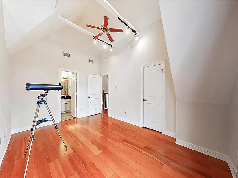 2104 State St — Photo 14
