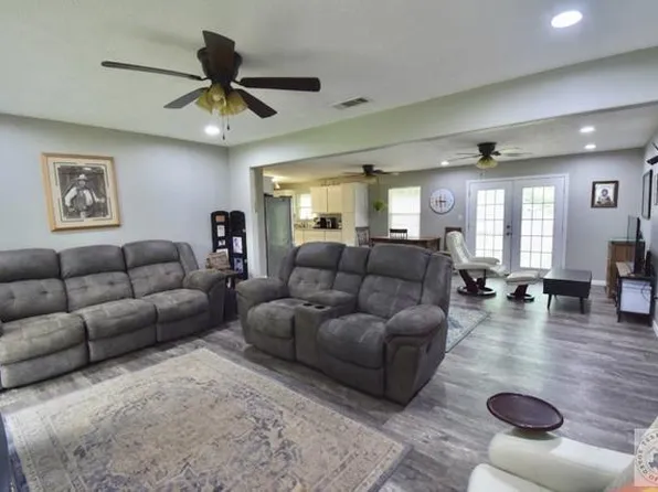 2401 E Avenue B, Hooks, TX 75561