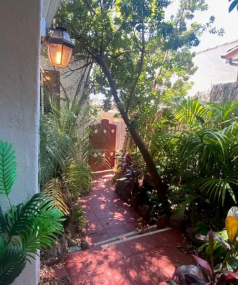 4350 York Blvd — Photo 4