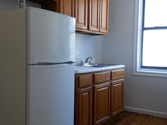 2nd image of 655 Pelham Pkwy N APT 4L