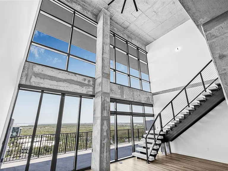 221 Main St N #Penthouse 1612 — Photo 11