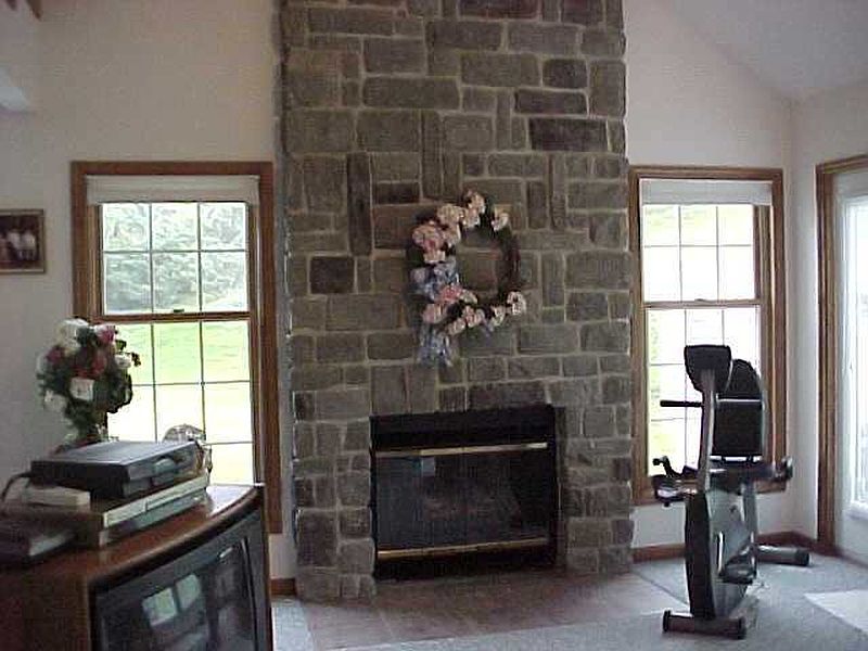 2nd image of 28 WEDGEWOOD Lane