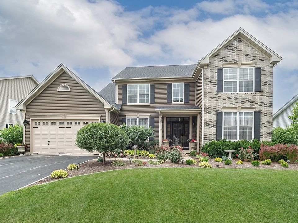 This one owner home has fantastic curb appeal! The front yard has been freshly landscaped and colors