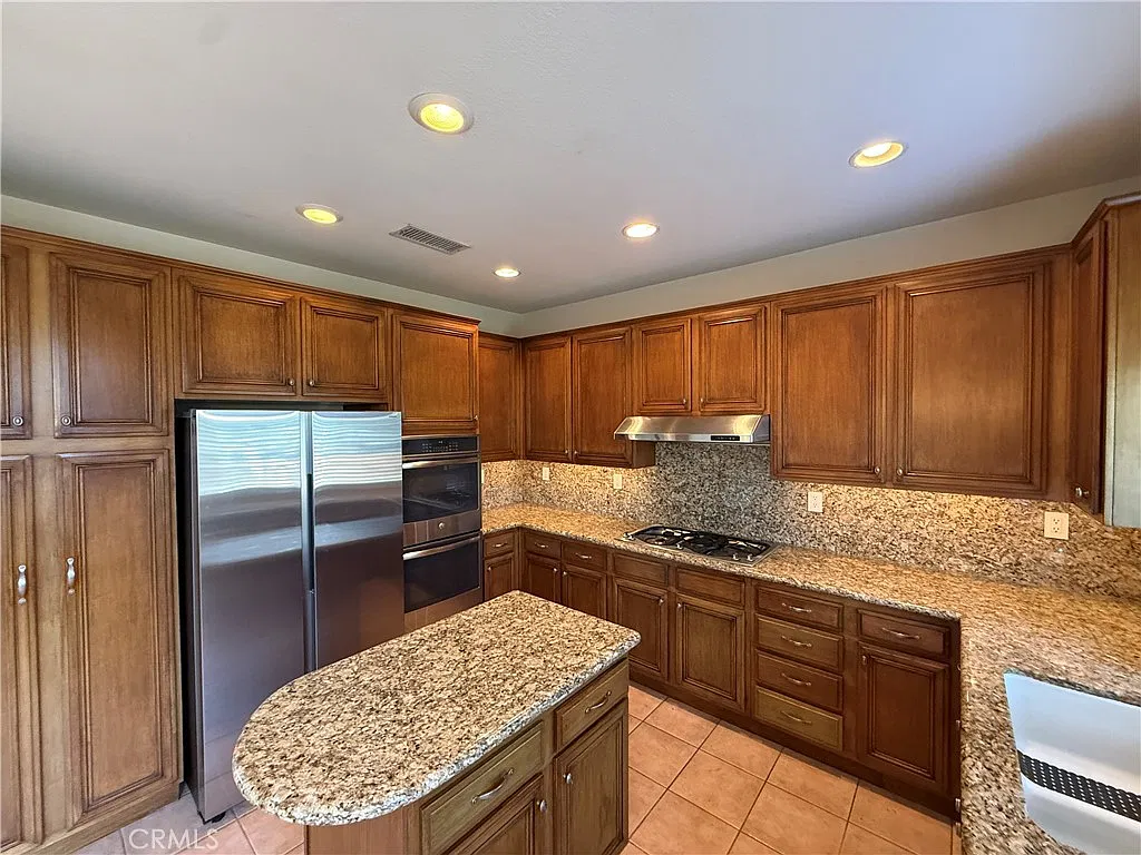 5 bed, 2364 sqft, $6,200 — Photo 3