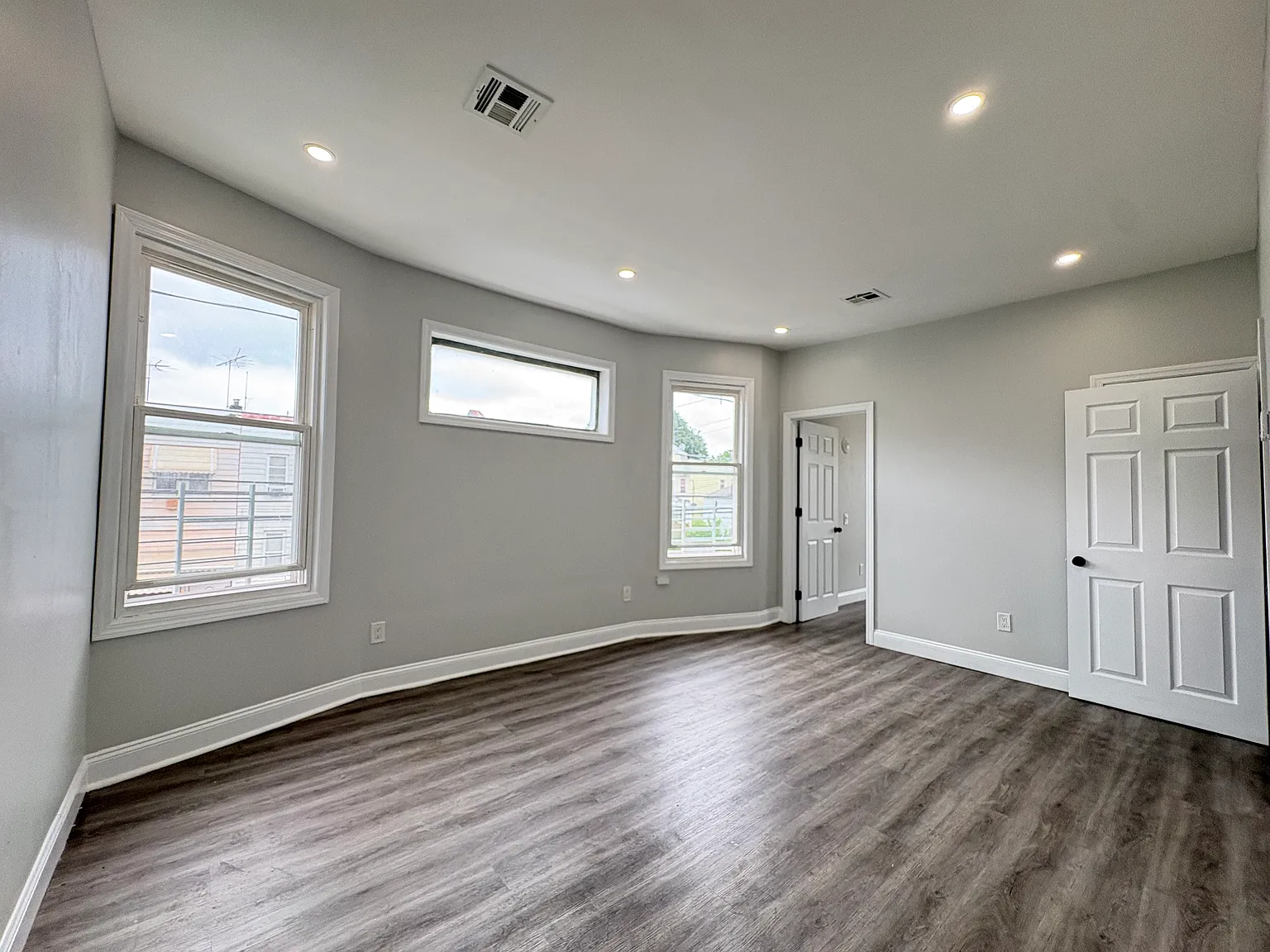 5 bed, 1400 sqft, $3,500 — Photo 4