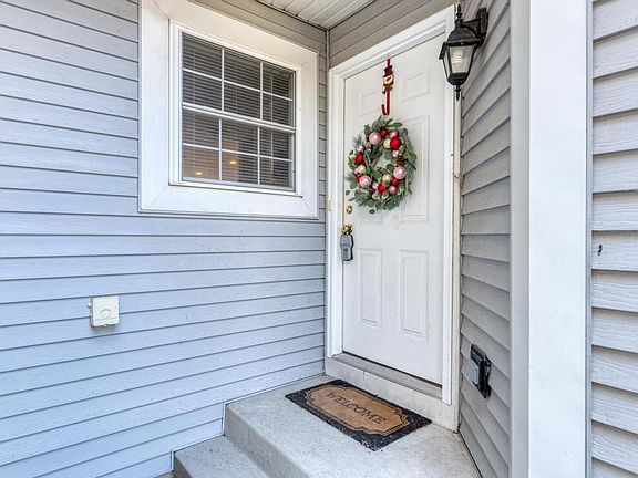 3rd image of 1679 W Ethans Glen Dr