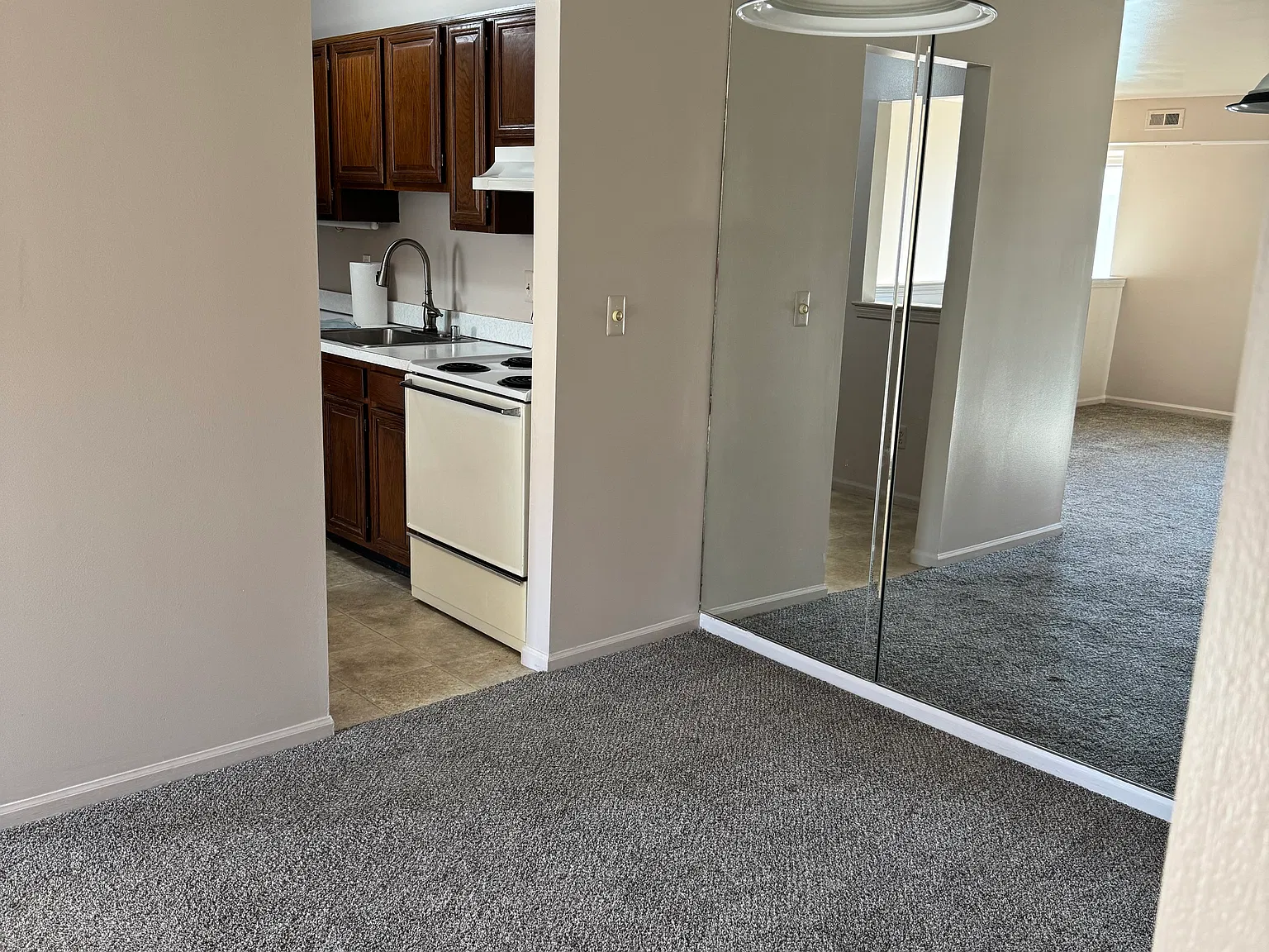 2 bed, 1000 sqft, $1,400 — Photo 2