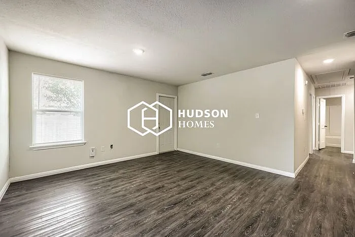 1389 Pecan St — Photo 4