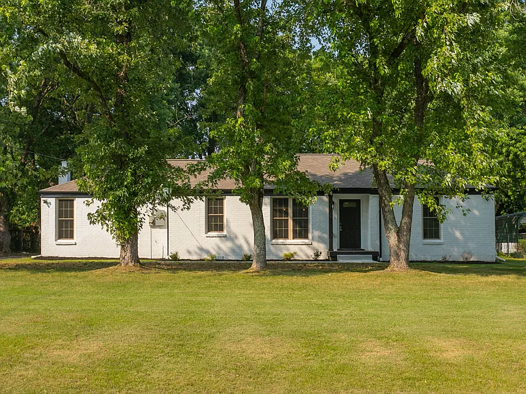 1229 Berwick Trl — Photo 4