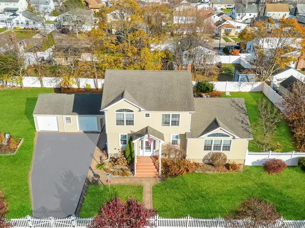 748 S 5th Street, Lindenhurst, NY 11757