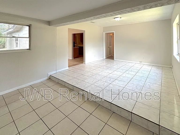 2248 Inwood Cir S — Photo 7