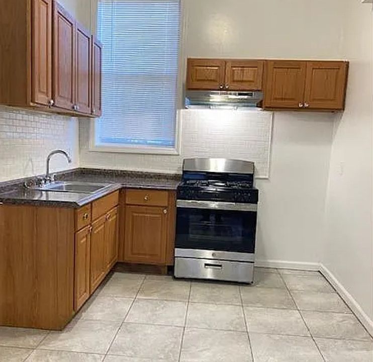 2nd image of 1873 Stratford Ave APT 12