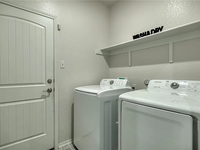521 Bradford Ln — Photo 23