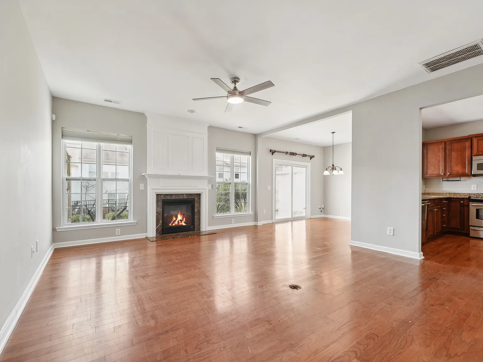 3 bed, 2.5 bath, 1749 sqft, $2,100 — Photo 4