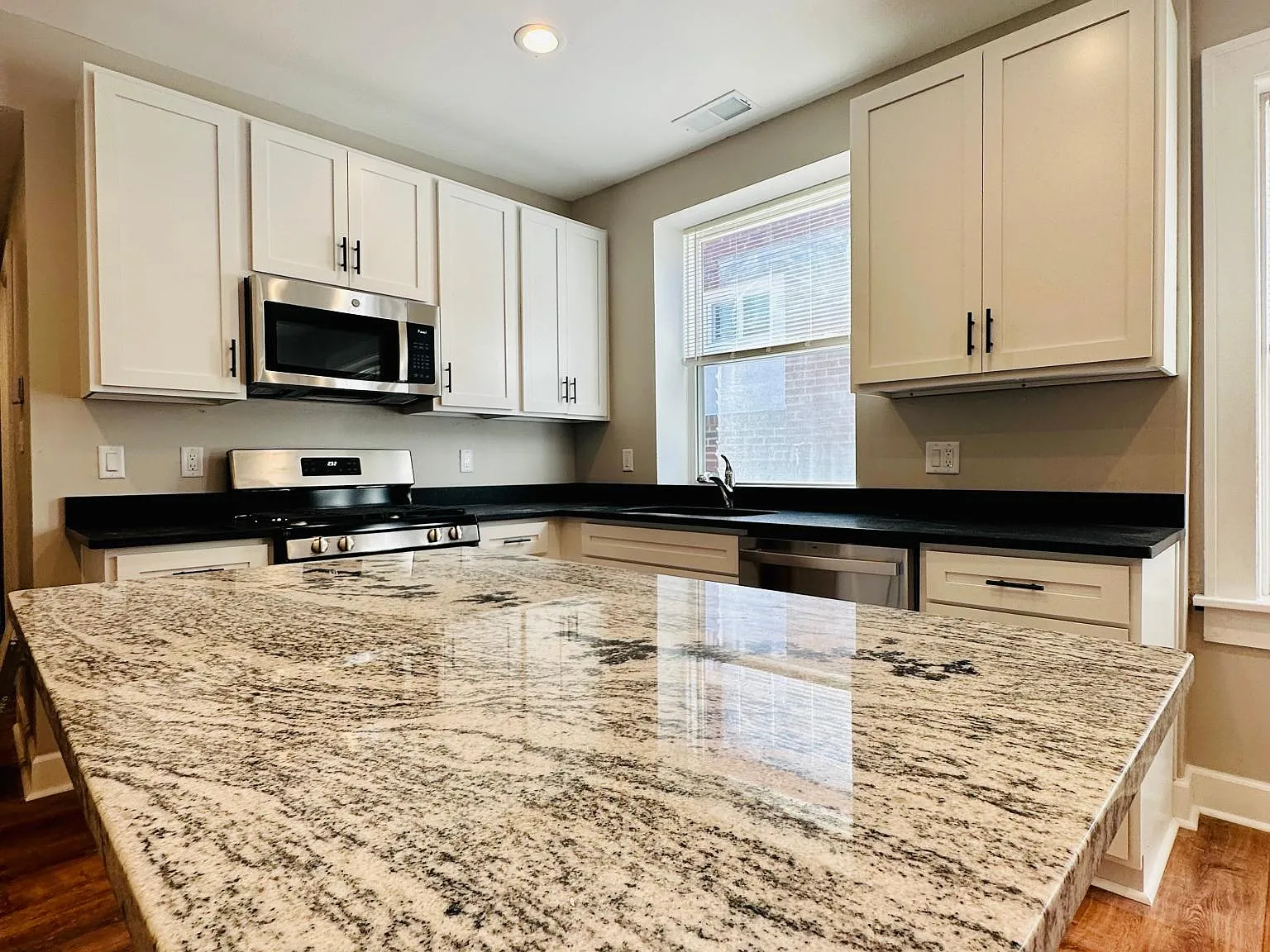 2 bed, 1000 sqft, $1,600 — Photo 3