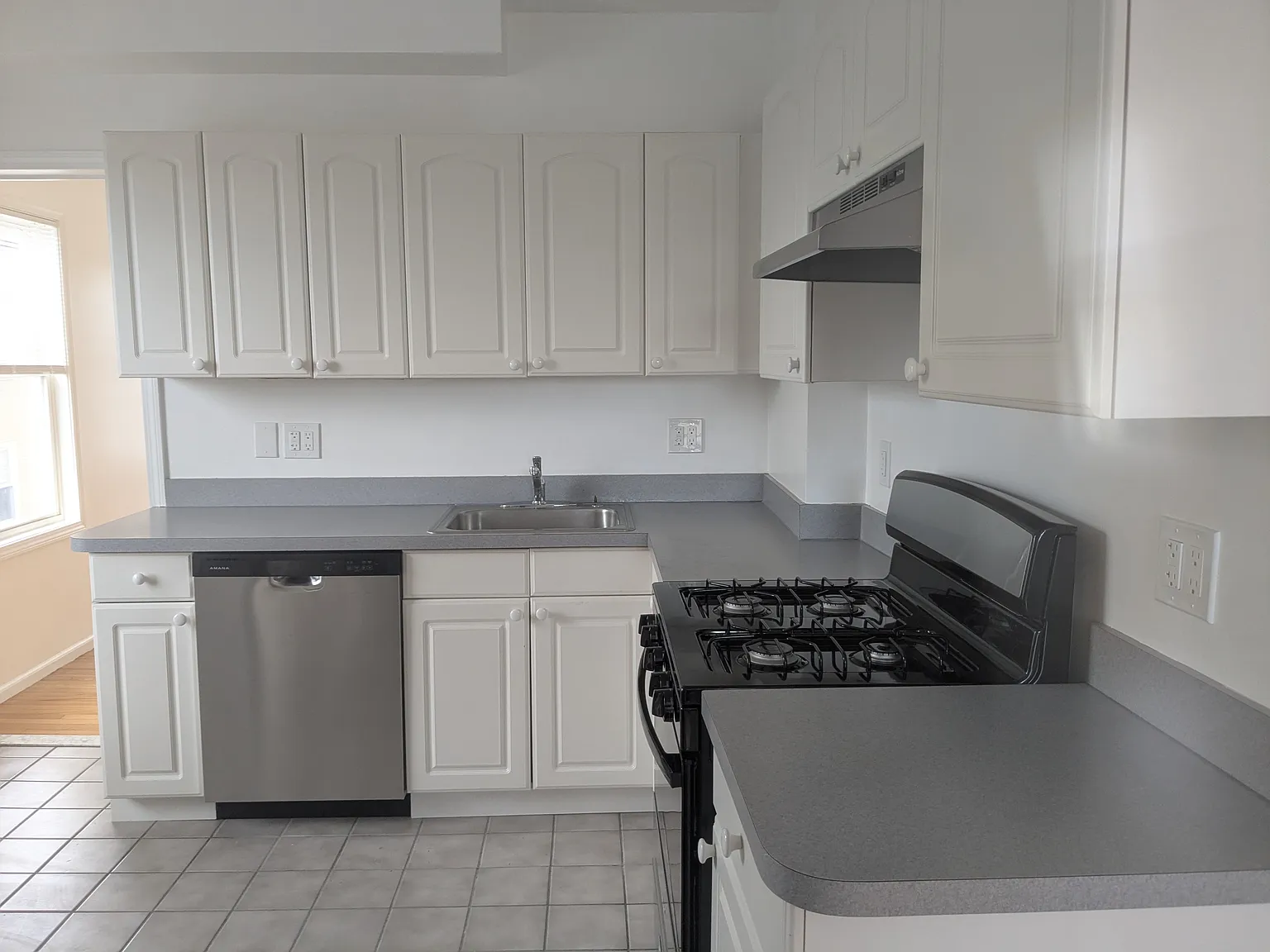 4 bed, 1.5 bath, 1100 sqft, $3,800 — Photo 2