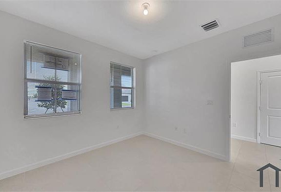 4th image of 901 SE 26th Ave