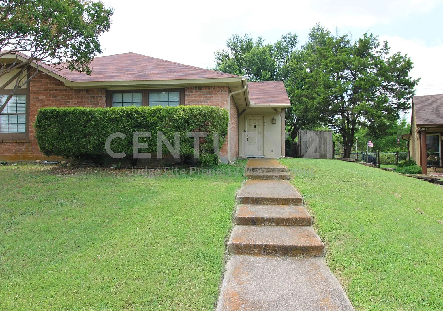 Spacious 2/2 Duplex in Cedar Hill For Rent! — Photo 1