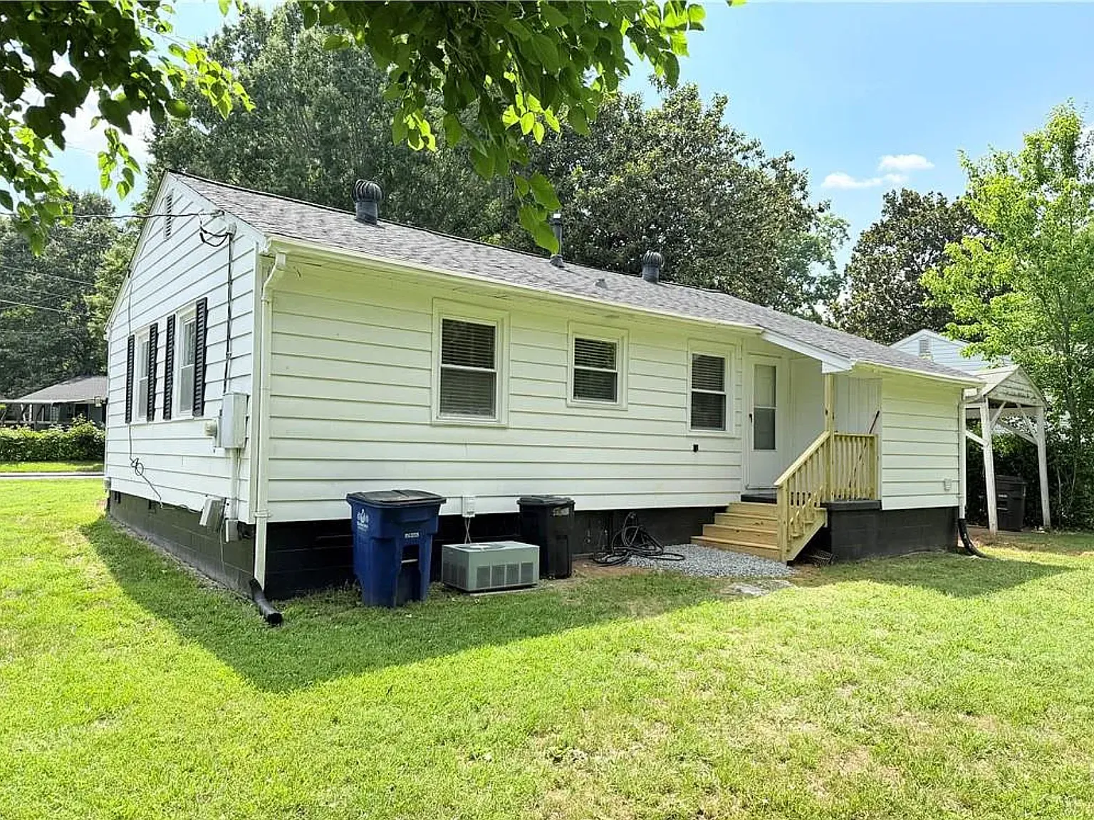 3 bed, 876 sqft, $1,400 — Photo 3
