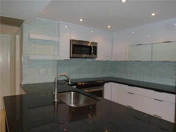 3rd image of 100 Bayview Dr APT 1104