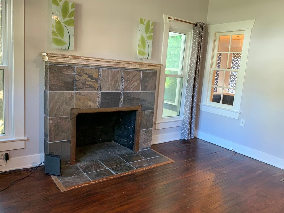 Living Room (non-working chimney)