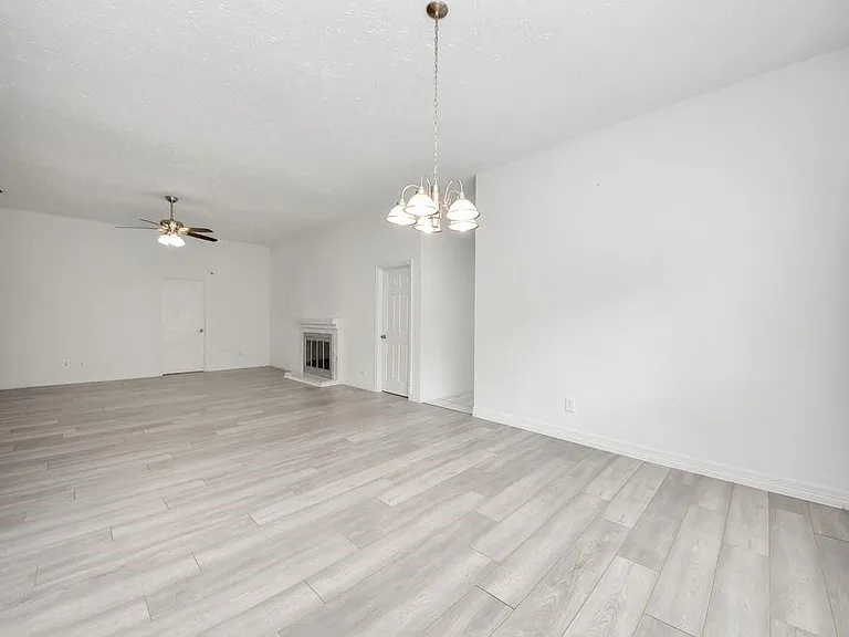 4922 E Laureldale Dr — Photo 8