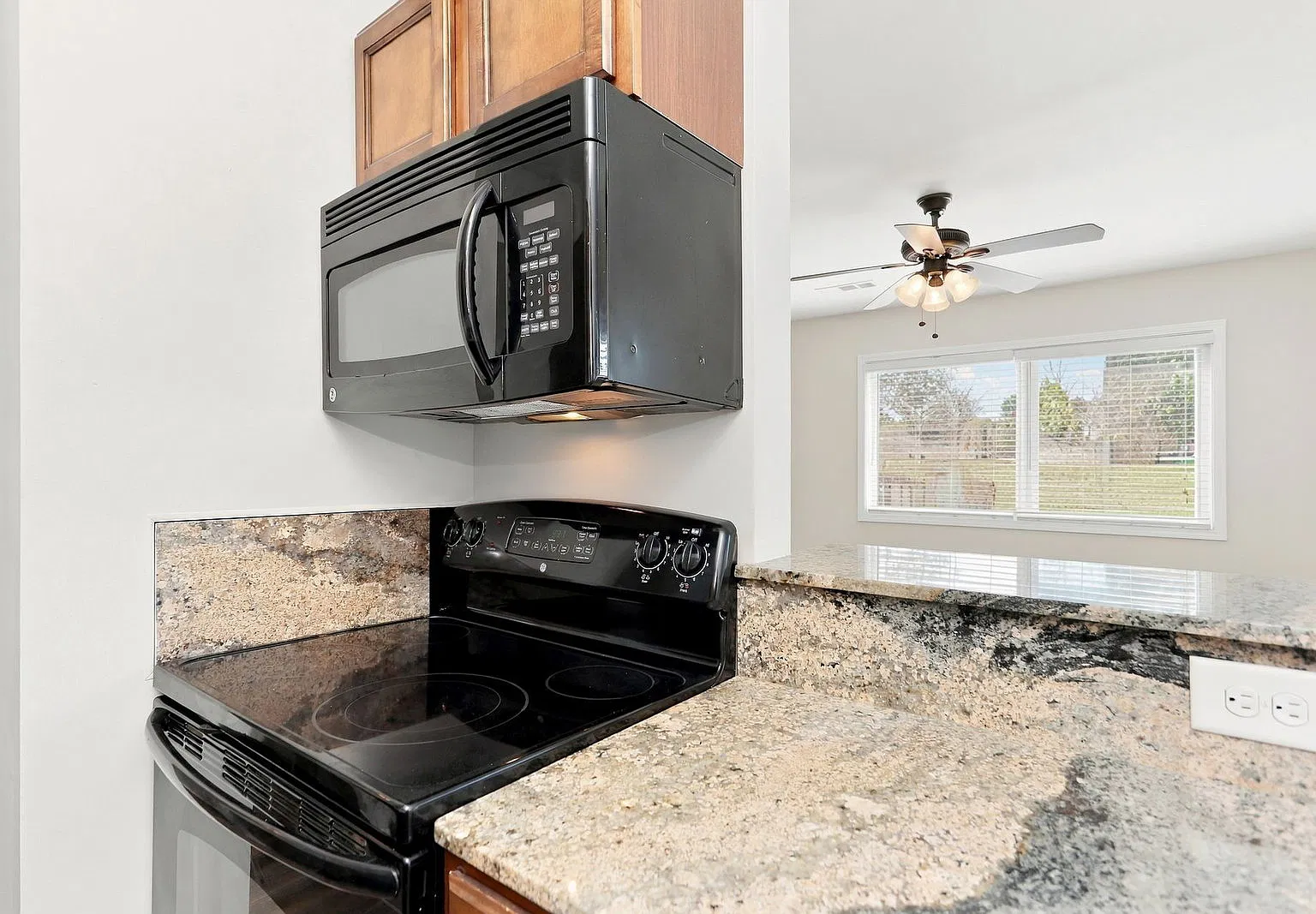 1 bed, 1.0 bath, 600 sqft, $1,295 — Photo 3