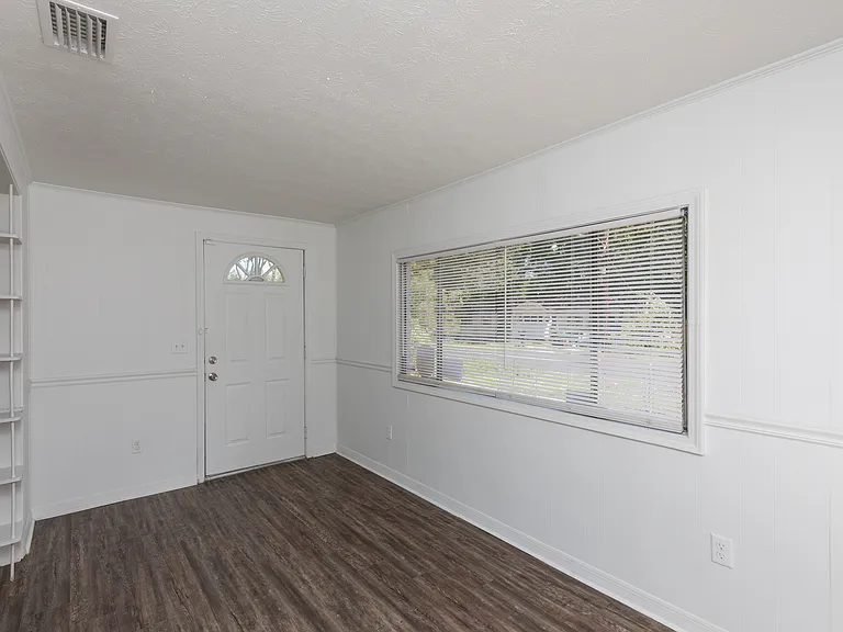 912 Huron St — Photo 7