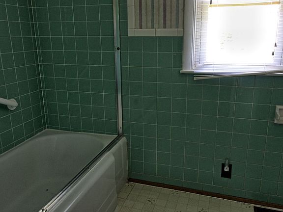 5th image of 217 Carolyn Ave