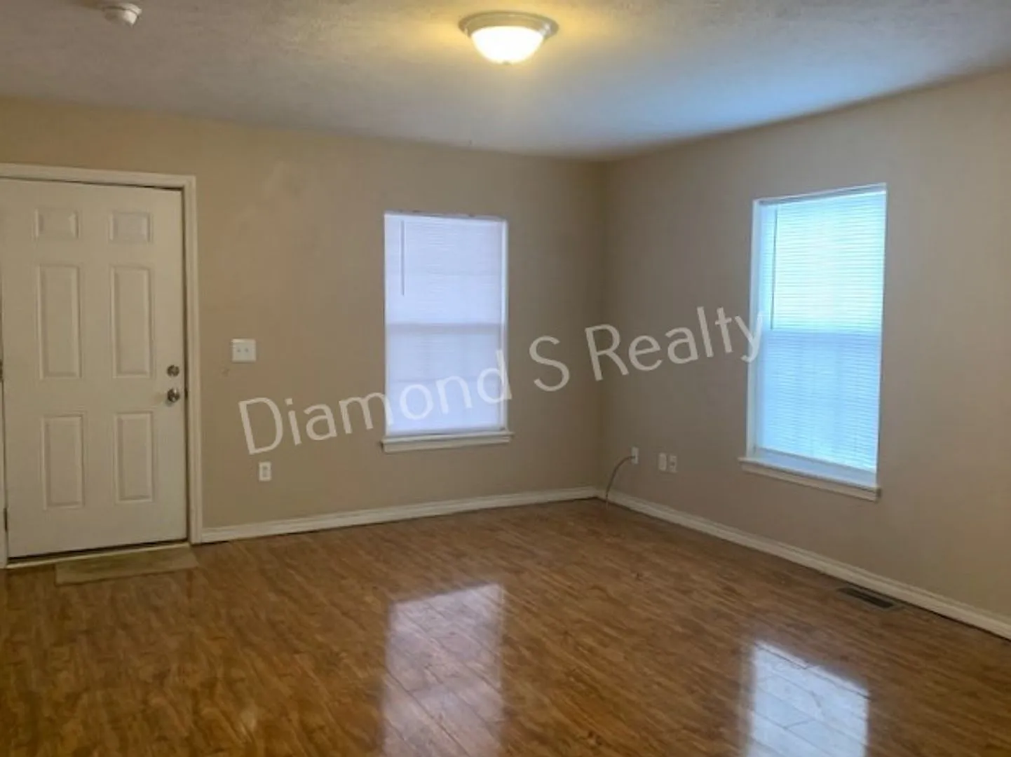 3 Bedrooms / 1 Bath! Cute and Charming Home Available Early May! — Photo 3