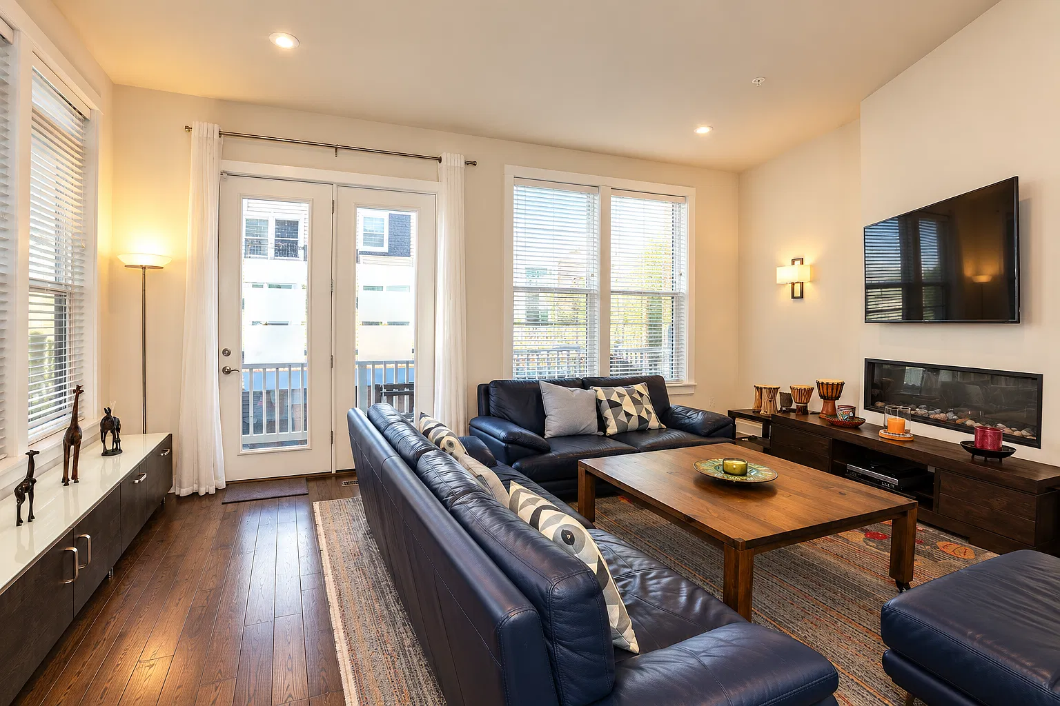 4 bed, 4.5 bath, 2514 sqft, $4,200 — Photo 3