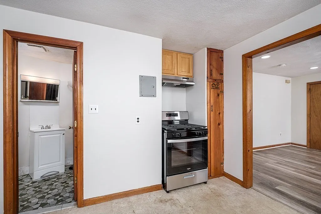 Studio, 1.0 bath, 700 sqft, $1,900 — Photo 1