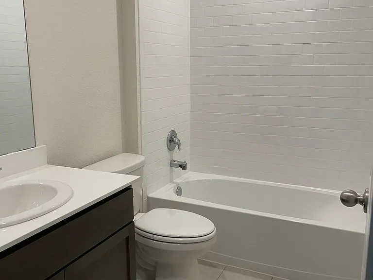 909 Basswood Ln — Photo 6