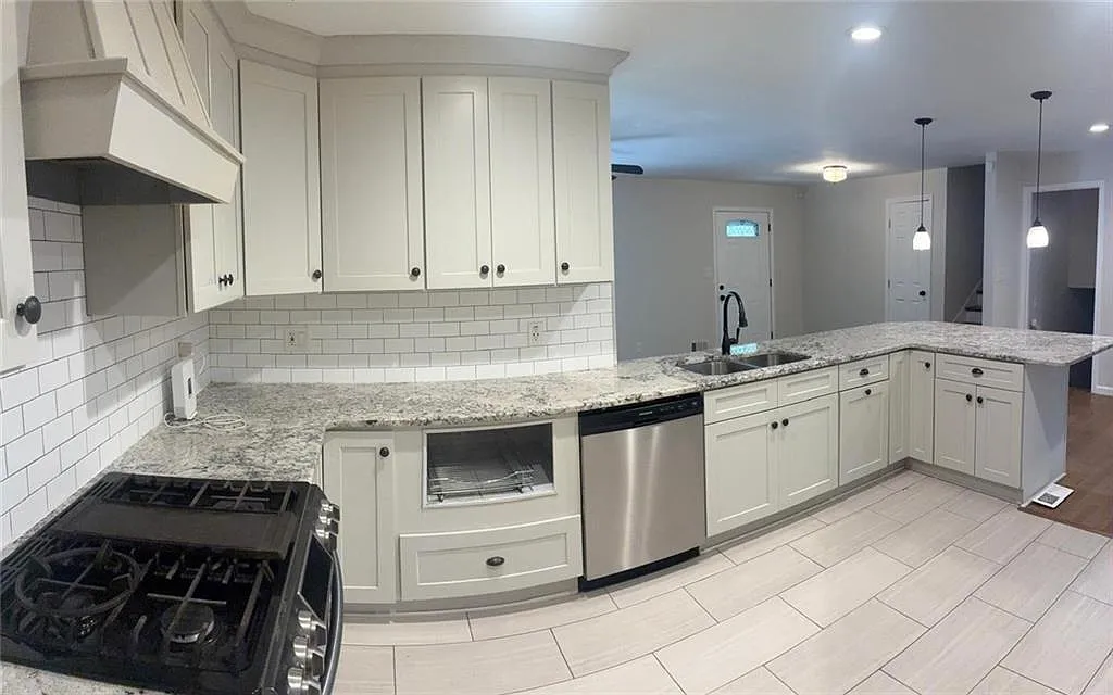 5 bed, 3.0 bath, 1902 sqft, $2,295 — Photo 3
