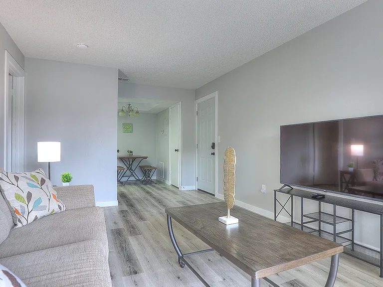 2480 N Graceland Ave #8 — Photo 14