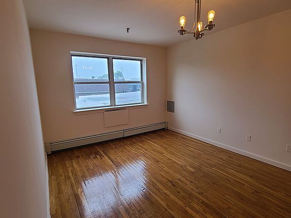 3rd image of 2520 Crescent St APT 3C