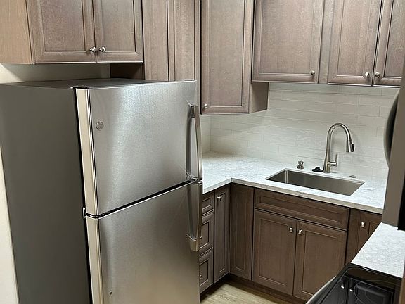 4th image of 432 Richmond Dr #5