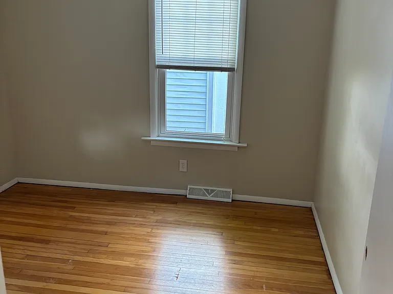 405 Willis Ave — Photo 11
