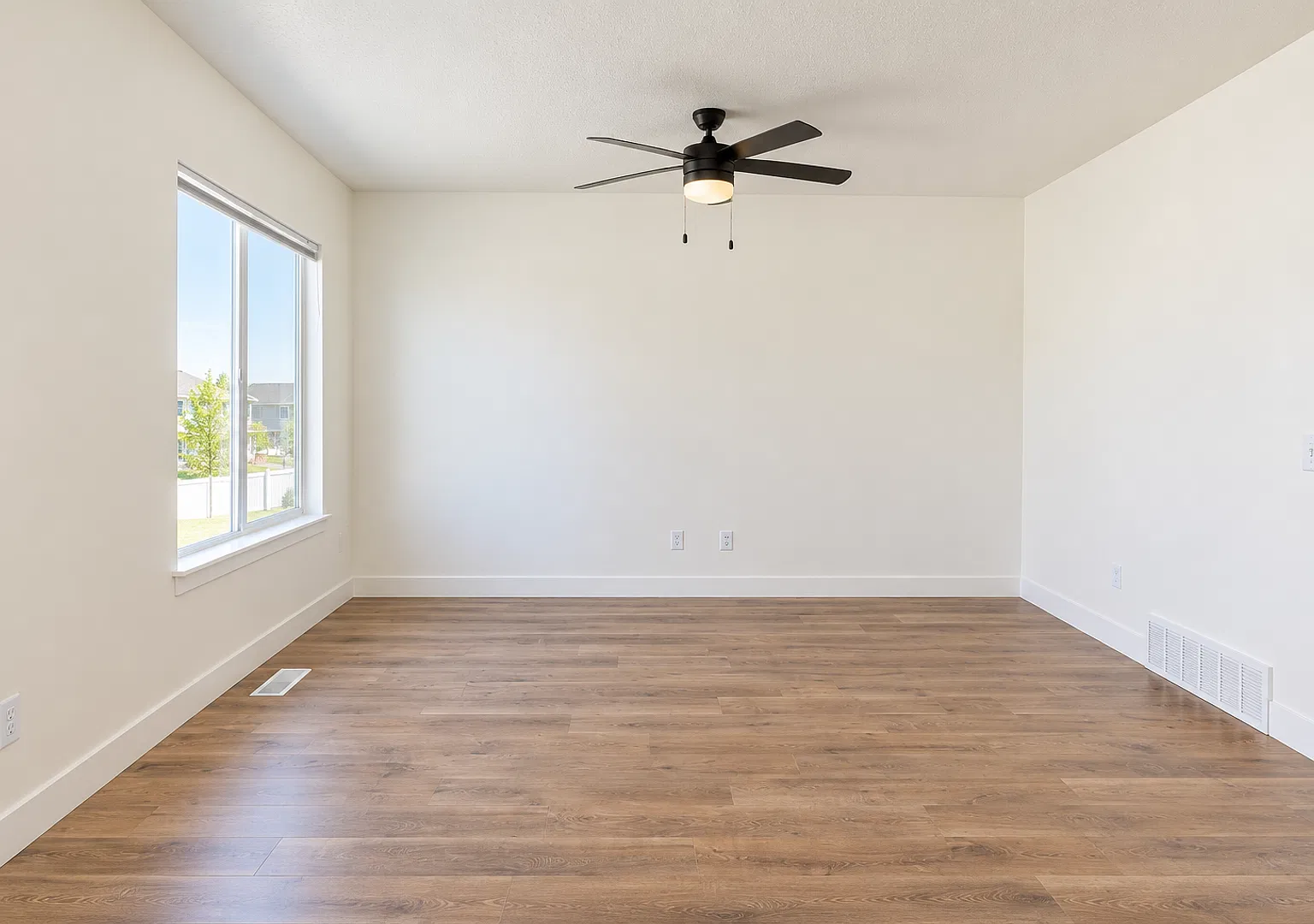 Newer 4 Bed 2.5 Bath Home in Saratoga Springs with Community Pool — Photo 4