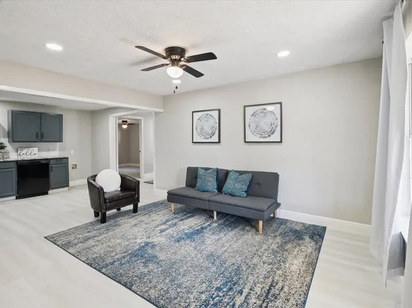 405 NE 32nd St, Grand Prairie, TX 75050