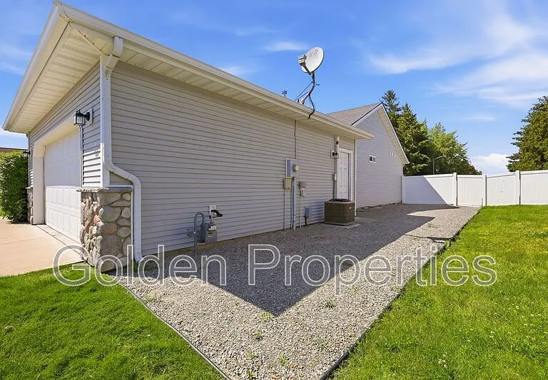 10654 N Seaside St — Photo 23