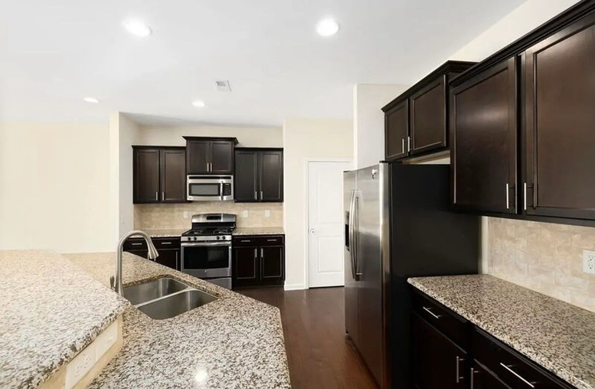 3 bed, 2.5 bath, 2470 sqft, $2,395 — Photo 4