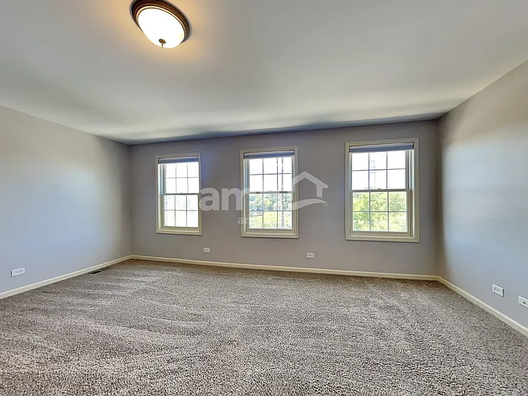 576 N River St — Photo 10