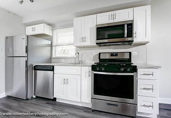 2nd image of 465 Oak St APT 3